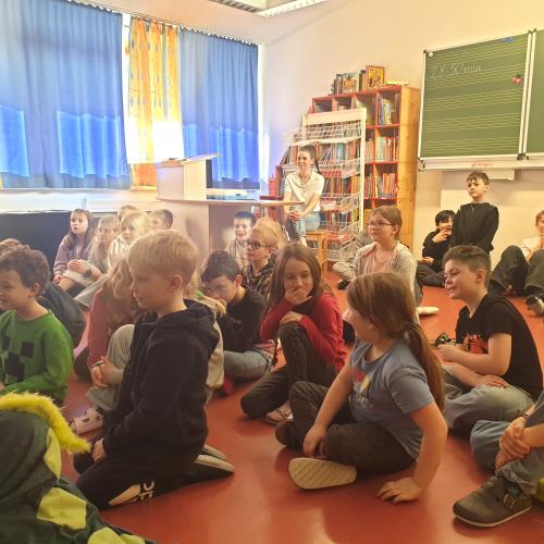 Kinder beim Zuhören