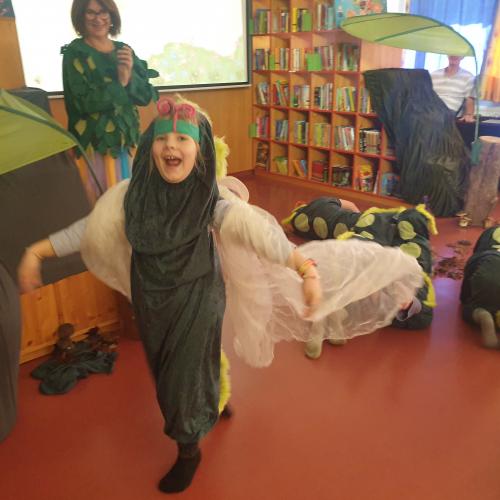 Kind läuft als Schmetterling durch die Klasse