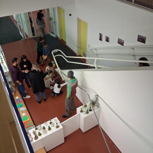 Betrachten der Bildgalerie am Eingang