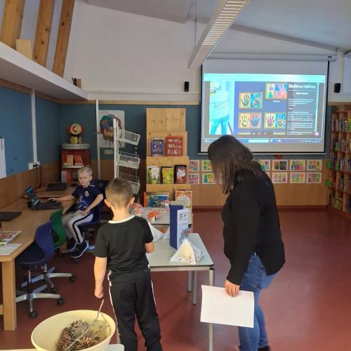 Kinder arbeiten am Referat weiter