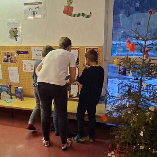 Eltern betrachten die Wunschzettel