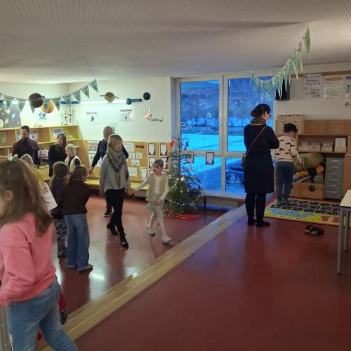 Eltern besichtigen die Ausstellung.