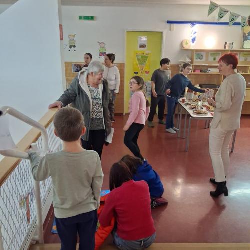 Plausch zwischen Eltern und Buffet im Hintergrund.