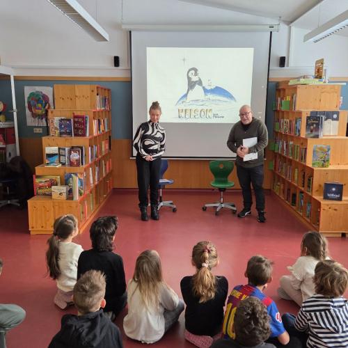 Kinder hören der Geschichte zu