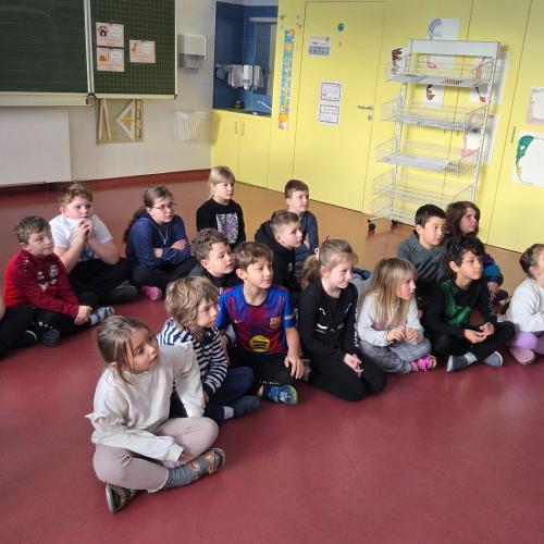 Kinder hören der Geschichte zu