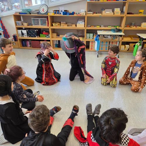 Kreisspiel: Hut weitergeben