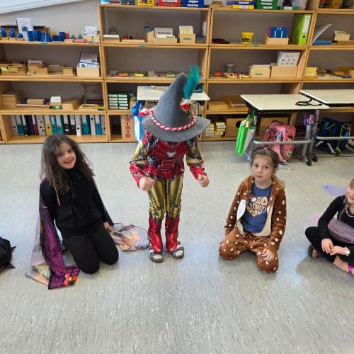 Hut weitergeben - Kind verbeugt sich