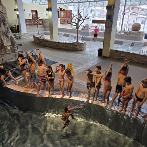 Kinder üben den Köpfler