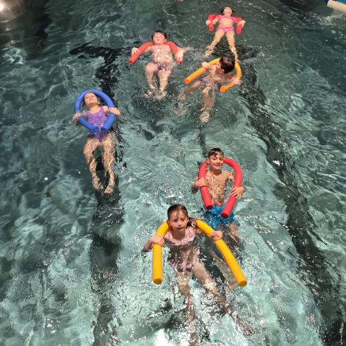 Rückenschwimmen mit Schwimmnudel