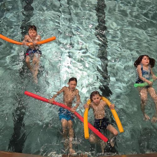 Rückenschwimmen mit Schwimmnudel