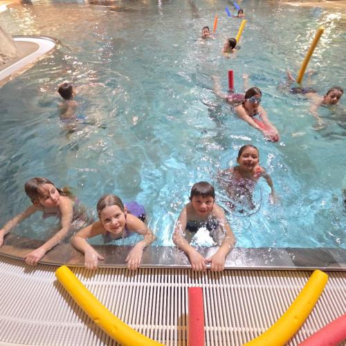 Kinder am Beckenrand