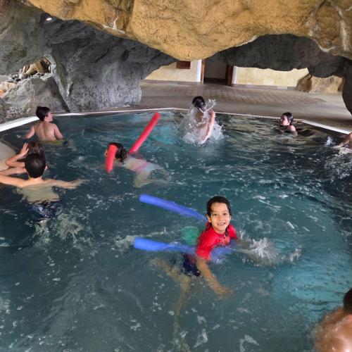 Schwimmende Kinder in der Grotte