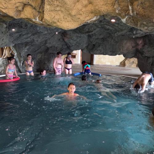 Schwimmende Kinder in der Grotte