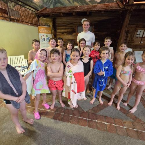 Gruppenfoto mit Schwimmlehrer