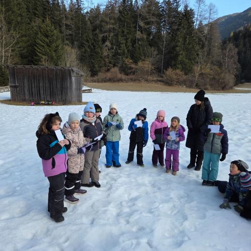 Kinder stehen im Kreis