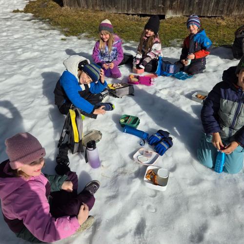 Kinder essen ihre Jause