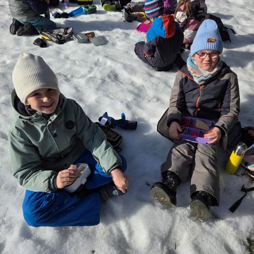 Kinder essen ihre Jause