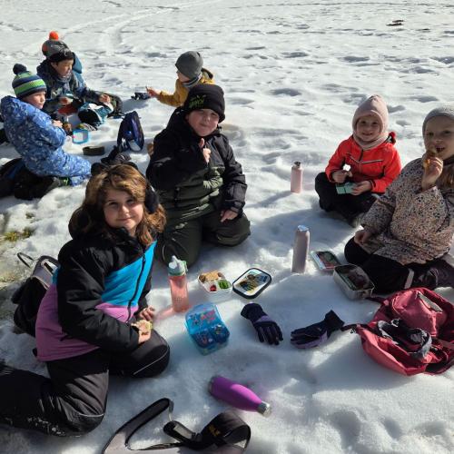 Kinder essen ihre Jause