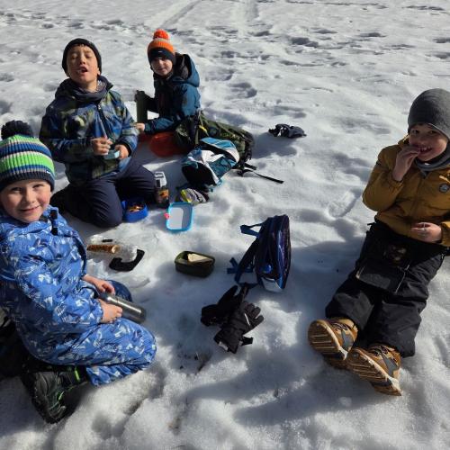 Kinder essen ihre Jause