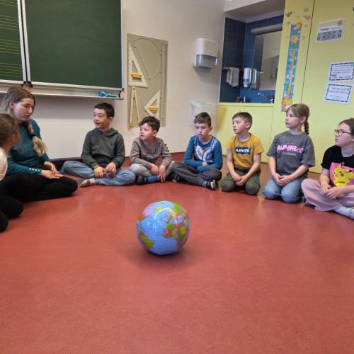 Kinder mit Expertin im Sitzkreis