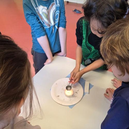 Experiment mit Kerze und Eiswürfel