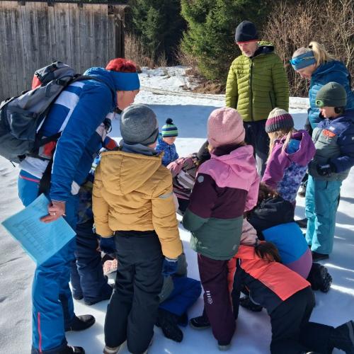 Kinder entdecken etwas Interessantes im Schnee