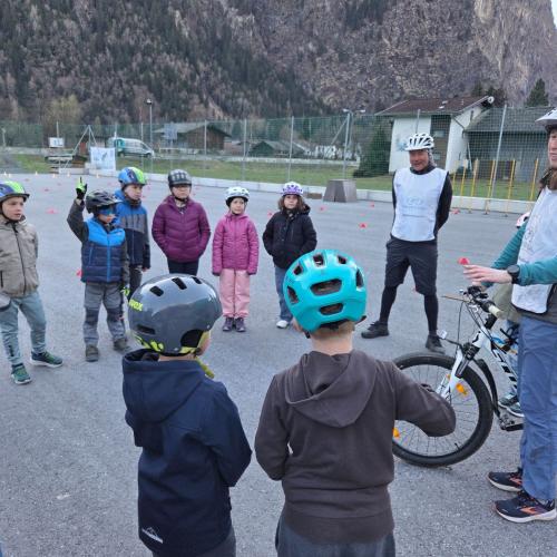 Kinder hören den Anweisungen der Radprofis zu.