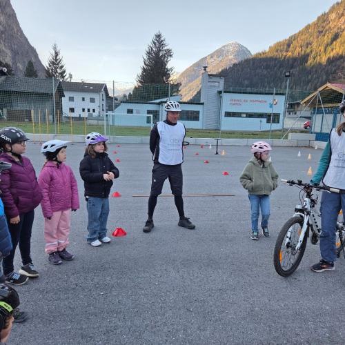 Kinder hören den Anweisungen der Radprofis zu.