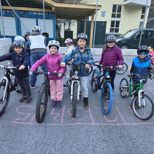 Kinder sind startbereit für den Radparcours