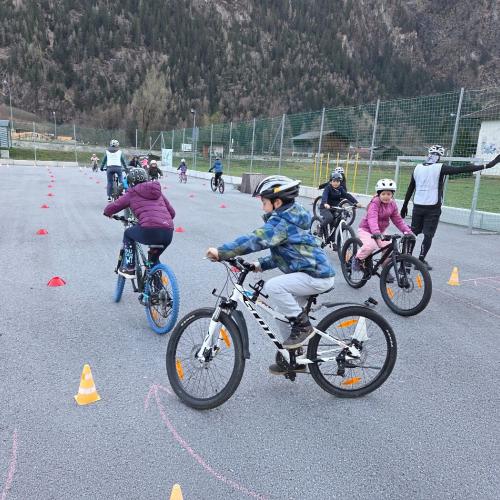 Kinder radeln im Parcours.