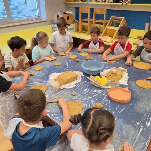 Kinder bauen den Boden für die Igelschale.