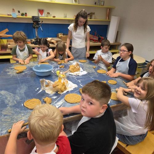 Kinder arbeiten  am Tinigel
