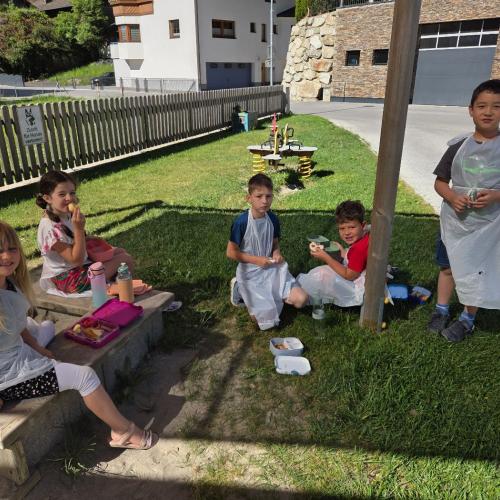 Jause im Schulhof