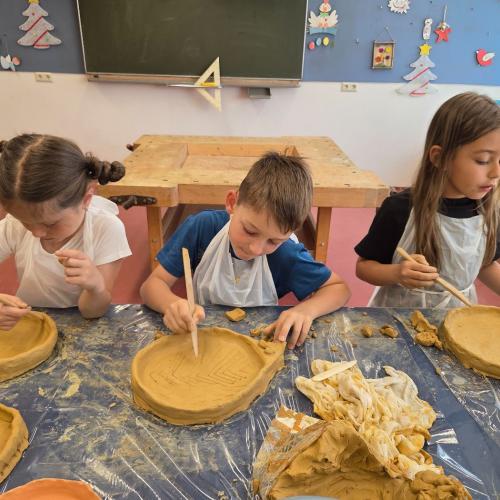 Kinder ritzen ein Muster in Ihren Igelteller