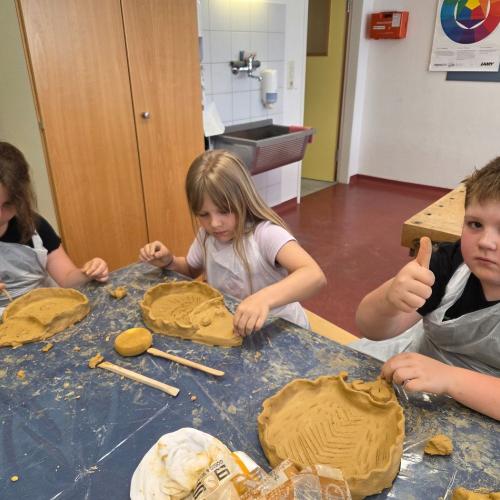 Kinder geben ihrem Igel den letzten Schliff