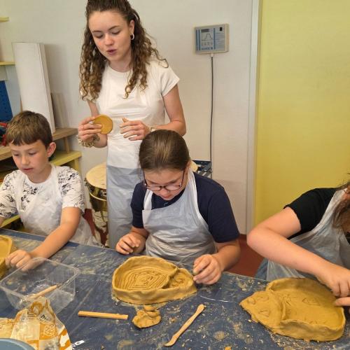 Studentin Laura unterstützt die Kinder
