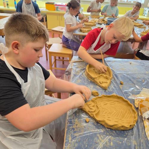 Kinder geben ihrem Igel den letzten Schliff