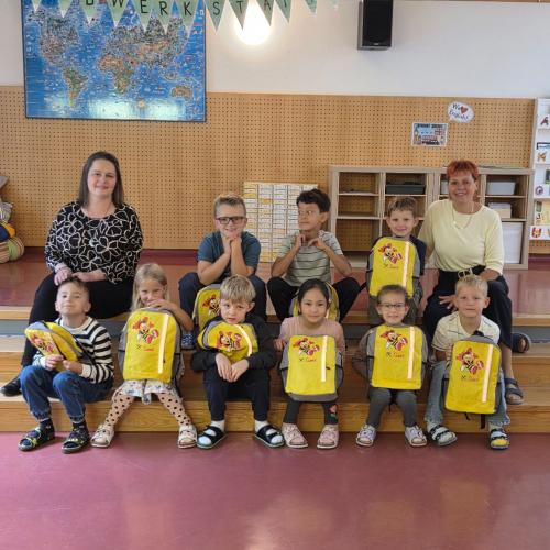 RAIKA Angestellte und Lehrperson mit Schulkindern